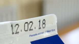 Date de durabilité minimale imprimée sur le rabat d'un emballage alimentaire