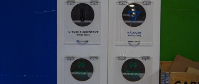 Bac de collecte pour le recyclage des ampoules usagées dans un magasin