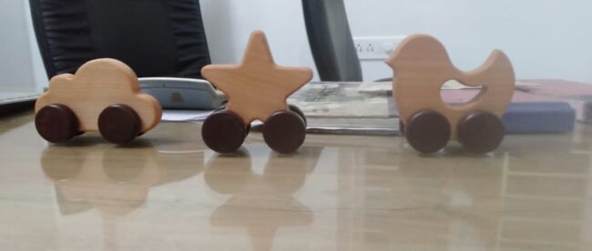 Jouets en bois à roulettes aux couleurs vives
