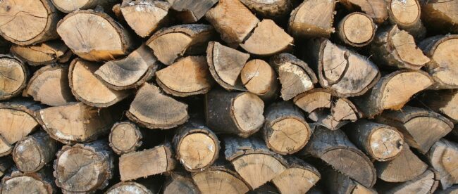 Bûches de bois fendu empilées, vues de face