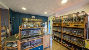 Intérieur d'une épicerie vrac avec des distributeurs de céréales et de légumineuses