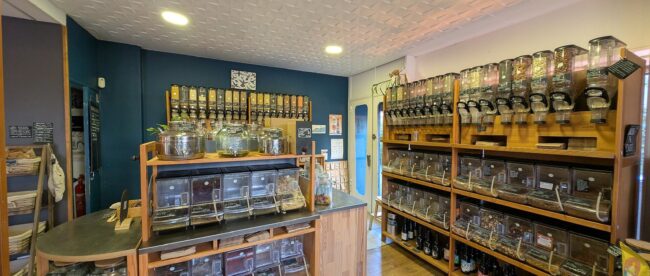 Intérieur d'une épicerie vrac avec des distributeurs de céréales et de légumineuses