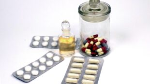 Plaquettes de comprimés, gélules et flacon de médicament