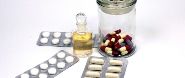 Plaquettes de comprimés, gélules et flacon de médicament