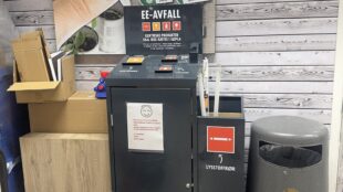 Borne de collecte des petits appareils électriques et des piles en magasin